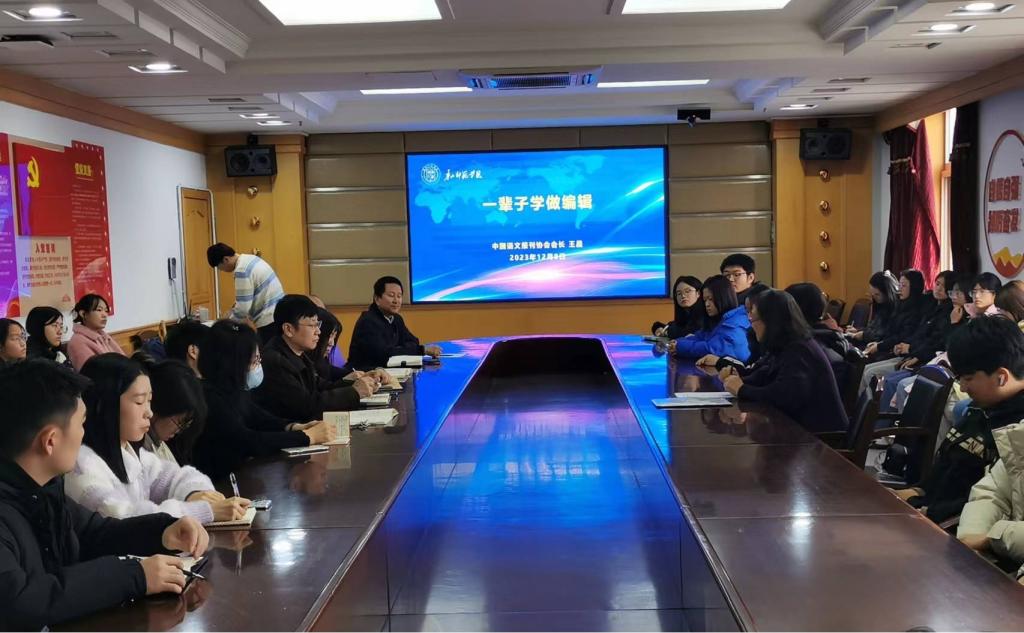 中国语文报刊协会会长王晨教授一行来万象城参观考察