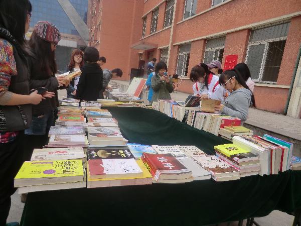 万象城与市图书馆联合开展“读书进校园”活动