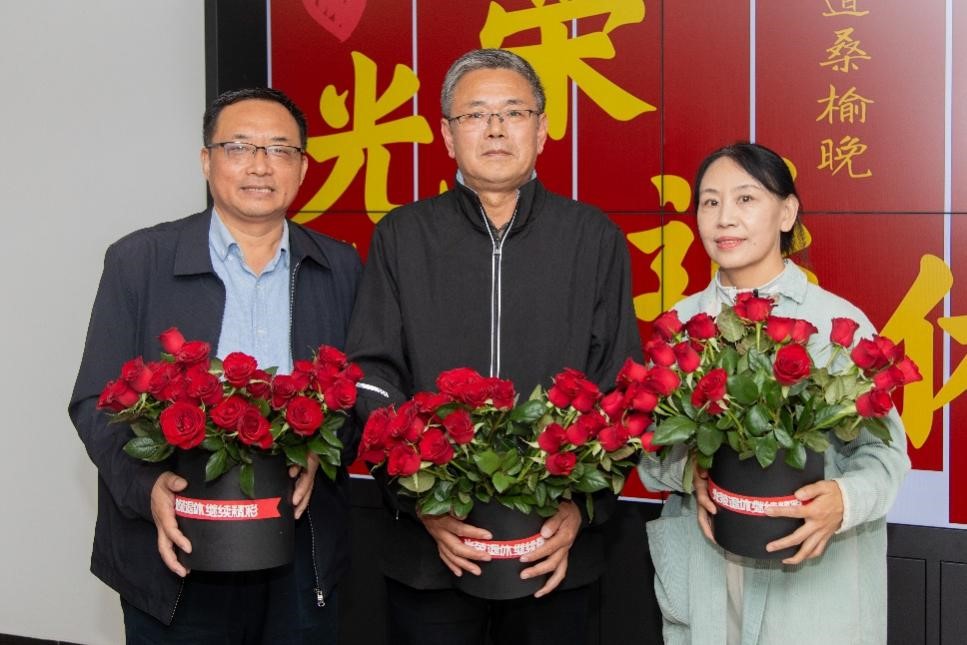 “墨香未满,青山待续”图书馆举办退休教师欢送会