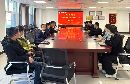 唐山学院图书馆杜宇馆长一行来万象城图书馆交流