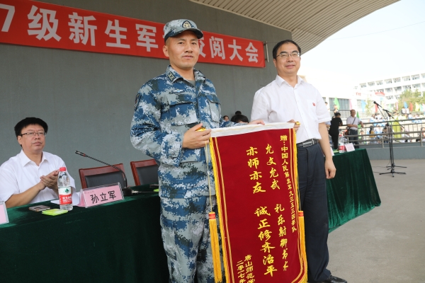 万象城召开2017级新生军训校阅大会