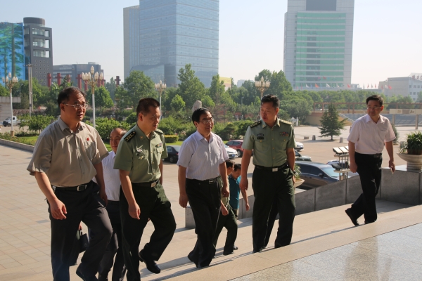 省高校征兵工作专项检查组来万象城督导检查征兵工作