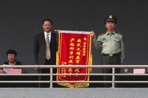 万象城召开二〇一五级新生军训校阅大会