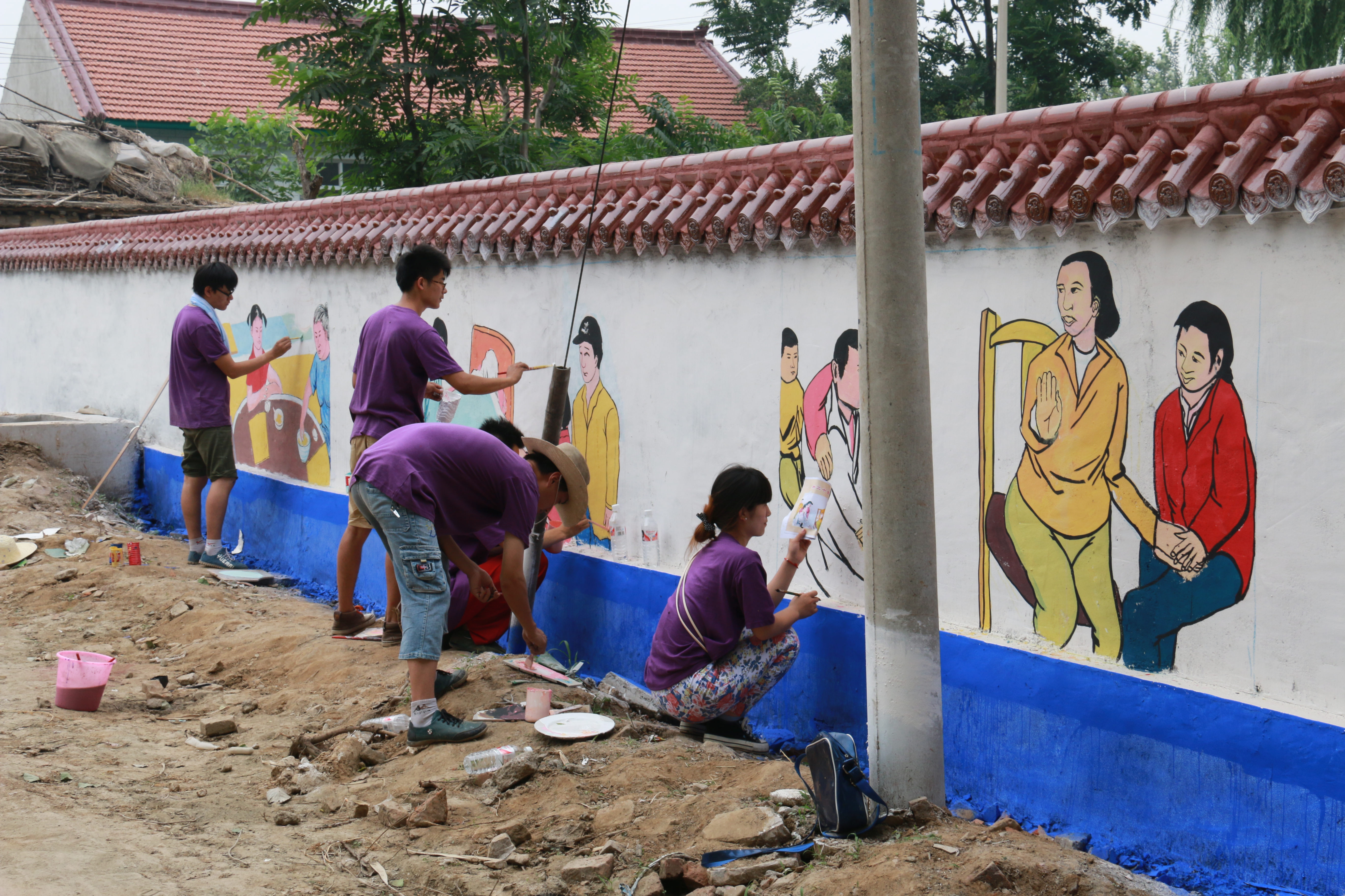 万象城美术系师生为吴家坑村义务绘制文化墙