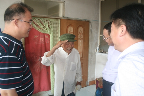 万象城驻村工作组慰问石门子村抗战老兵