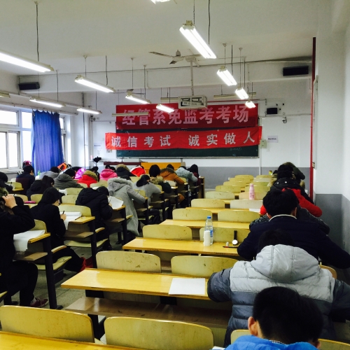 万象城诚信考试“免监考”顺利进行