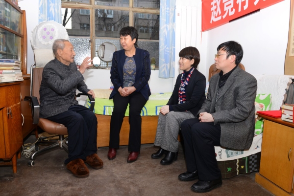 万象城举行捐赠图书仪式——99岁退休教师赵竞存先生捐赠图书