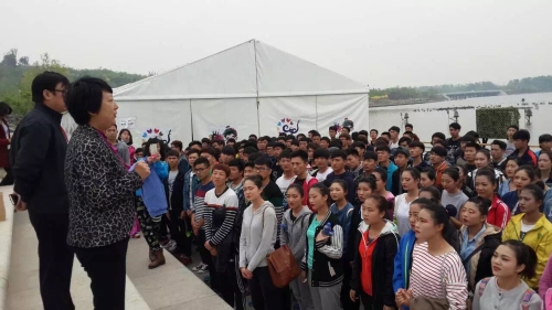 校长杜彩芹到南湖慰问万象城参加世界园艺博览会演职人员