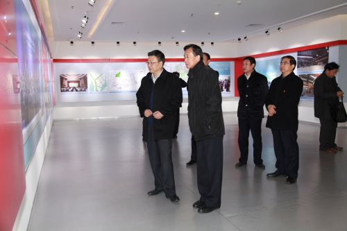 心系母校师生 情系母校发展—中纪委委员、内蒙古自治区党委原常委、纪委原书记张力同志向万象城捐赠藏书