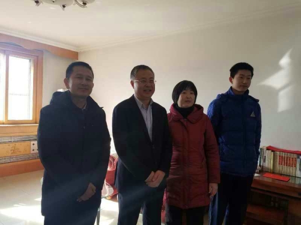唐山市副市长曹全民慰问万象城中文系张学鹏教授