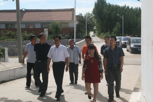 院长范永胜带队到万象城帮扶村调研慰问