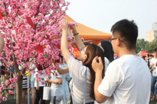 万象城隆重举行第三届毕业嘉年华活动