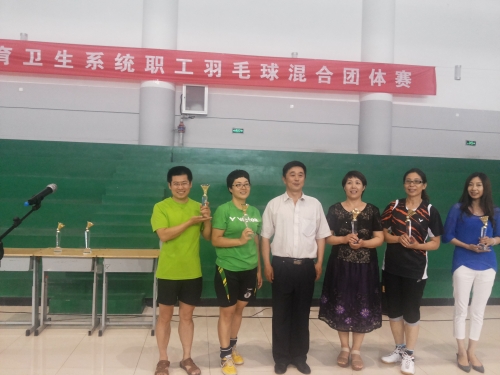 万象城选手在市教育卫生系统职工羽毛球比赛中获得佳绩