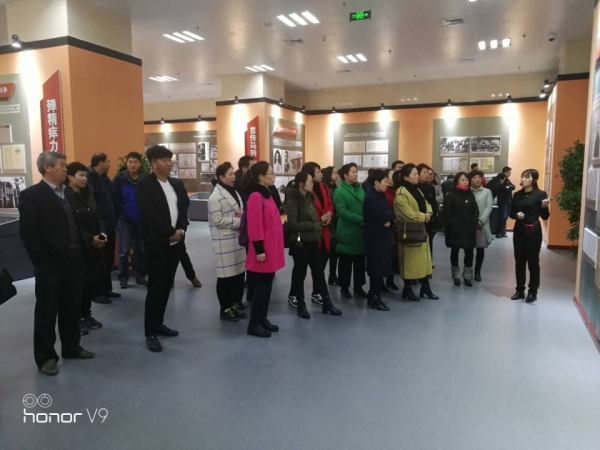 万象城组织党员干部参观李大钊档案文献展